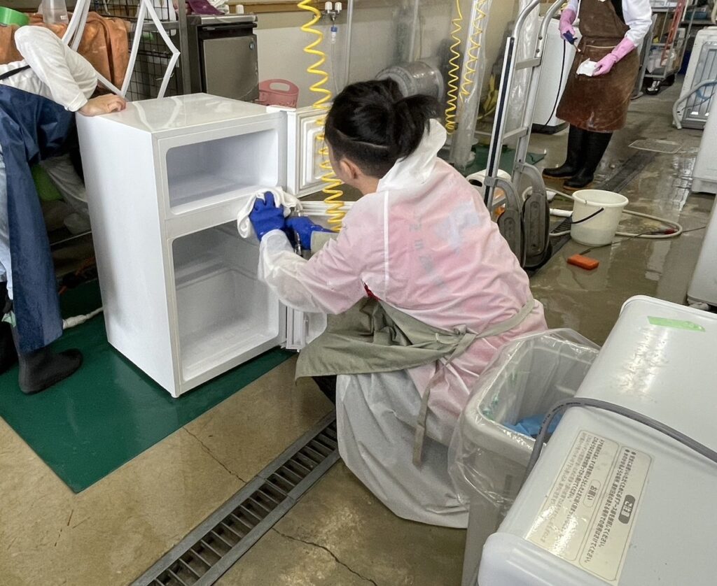 冷蔵庫を清掃する様子