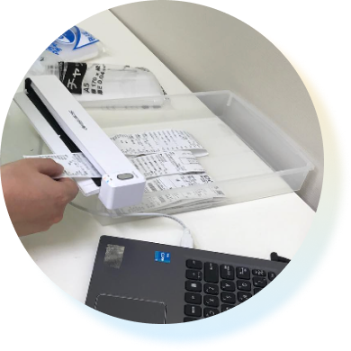 書類のスキャン作業の写真