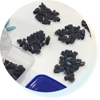 自動車部品の組み立てのイメージ写真