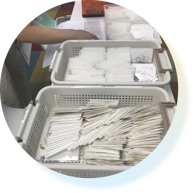 アクセサリーの出荷作業のイメージ写真