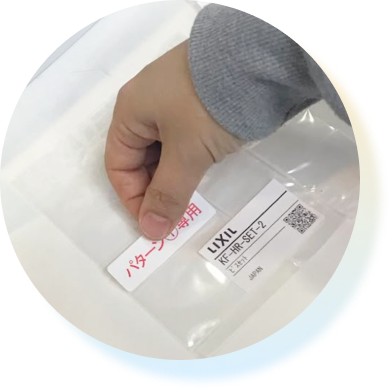 シール貼りのイメージ写真