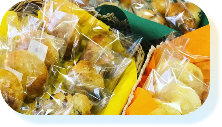 個包装されたお菓子がたくさんカゴに入っている様子