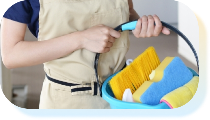 掃除用具が入ったバケツを持っている人