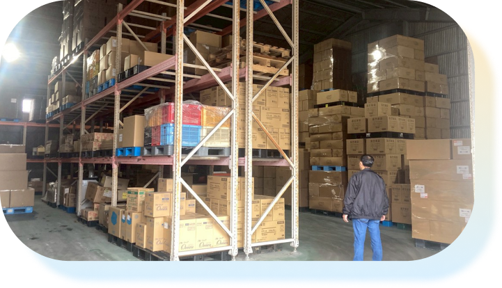 ダンボールがたくさん詰まれた倉庫内