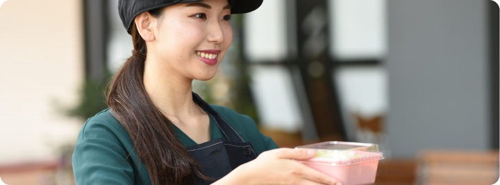 お弁当屋さんで働く女性