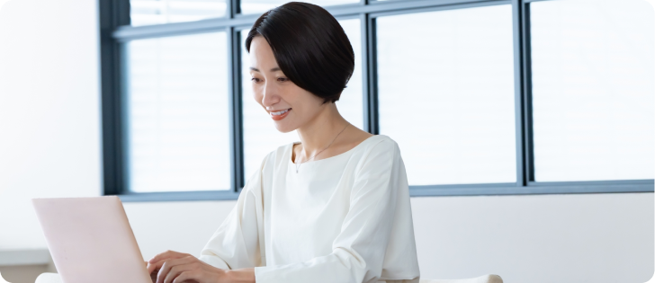 パソコン作業をする女性