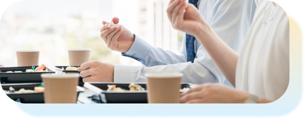 職場でランチをとる写真